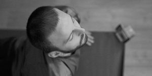 ۵ تمرین یوگای صورت که باید در خانه امتحان کنید